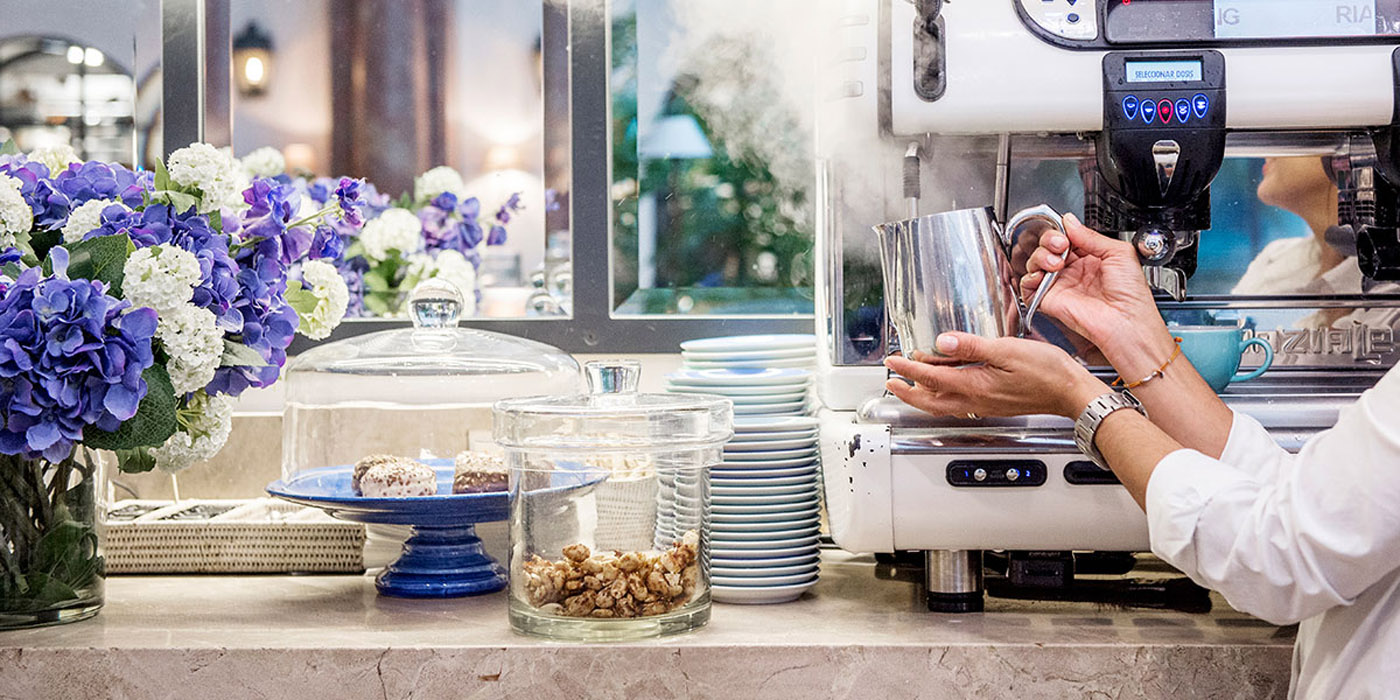 Café Rialto - Enjoy Fresh Cuisine, Artisanal Coffee, and Fine Wines in a Relaxing Atmosphere.