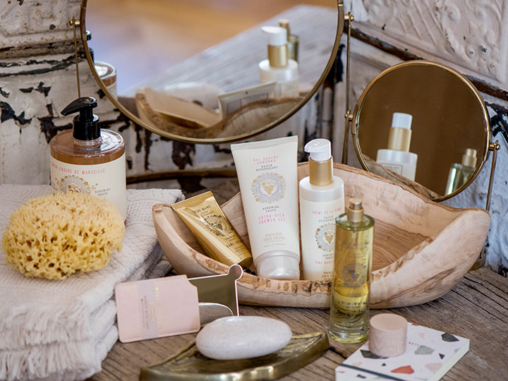 Preview image of stylish bathroom decor.