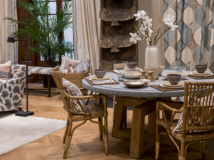 Preview image of a modern dining room set.